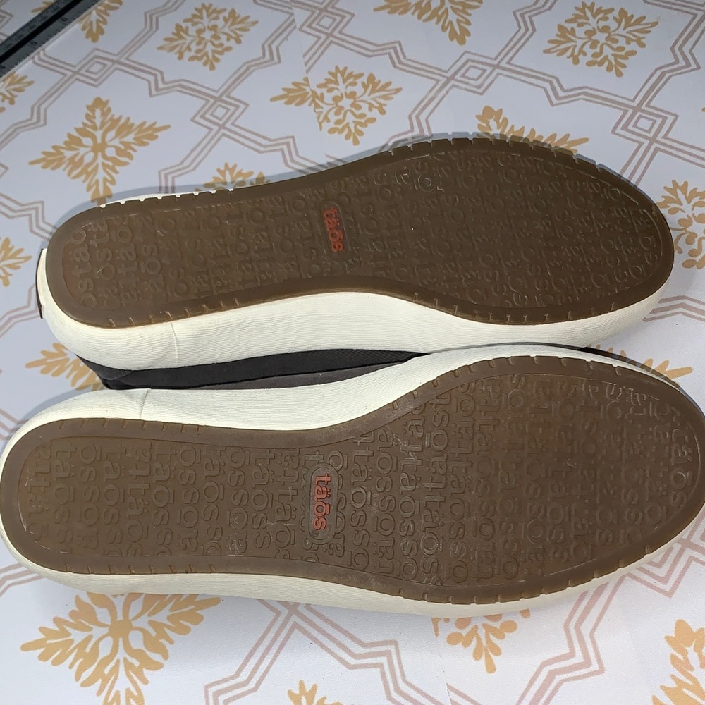 tao's Gray and Cream Women Sneakers - Picture 6 of 6